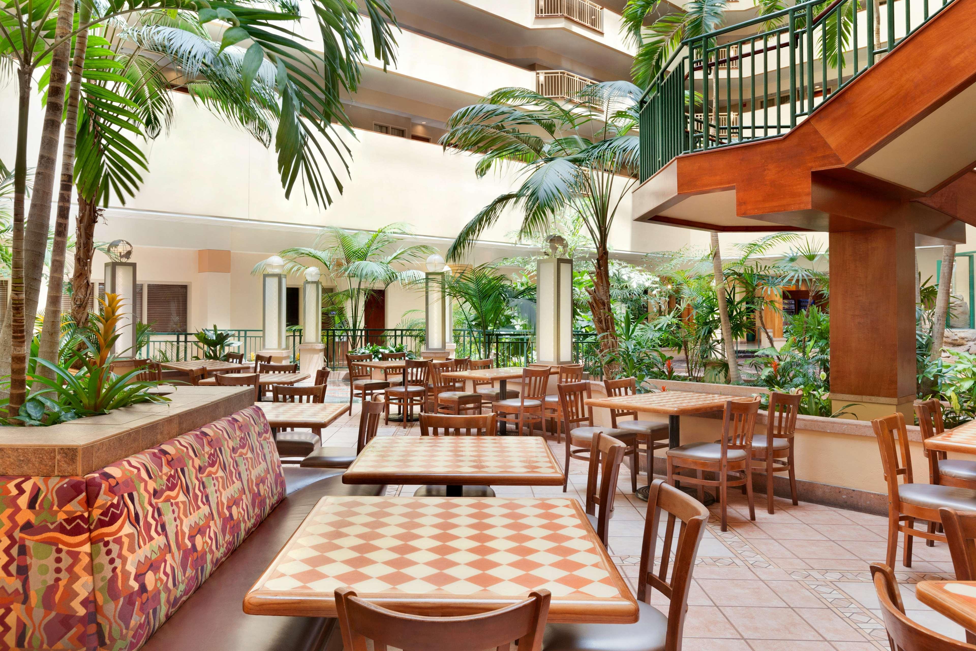 Embassy Suites By Hilton Tampa Usf Near Busch Gardens Eksteriør billede