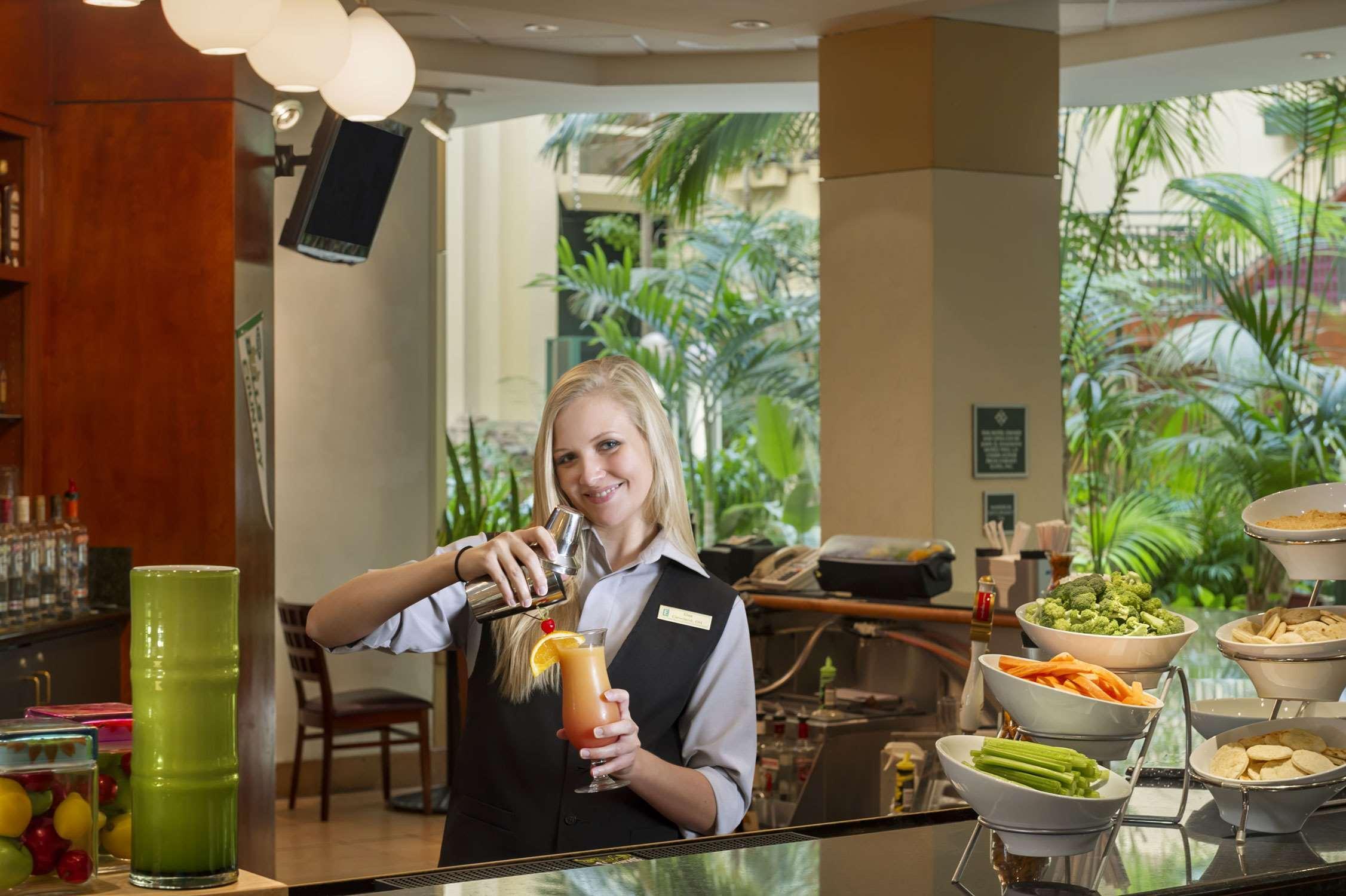 Embassy Suites By Hilton Tampa Usf Near Busch Gardens Restaurant billede